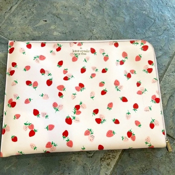 Kate Spade - strawberry print pink laptop case - Picture 1 of 7